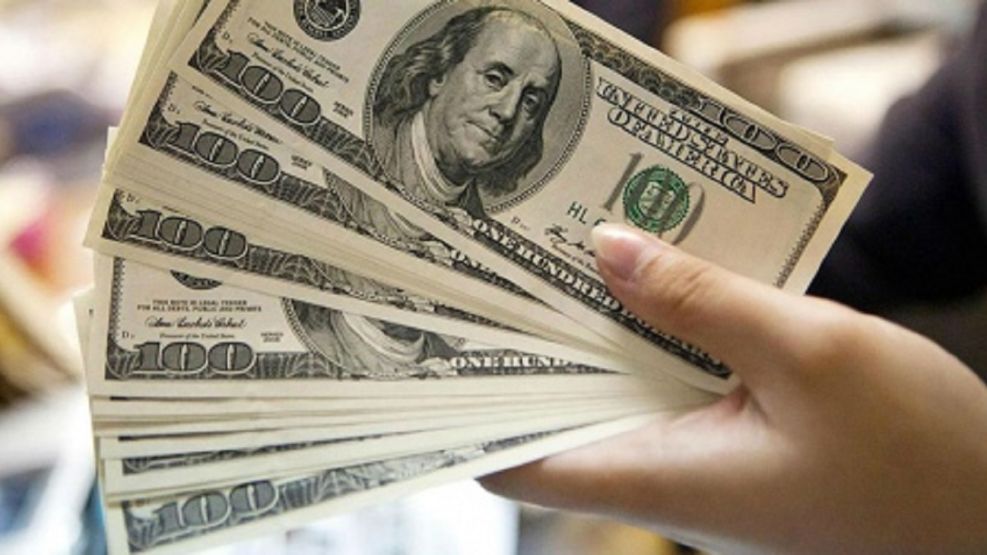 El dolar blue Cotiza a $905, luego de haber llegado a $925 en el inicio de las operaciones