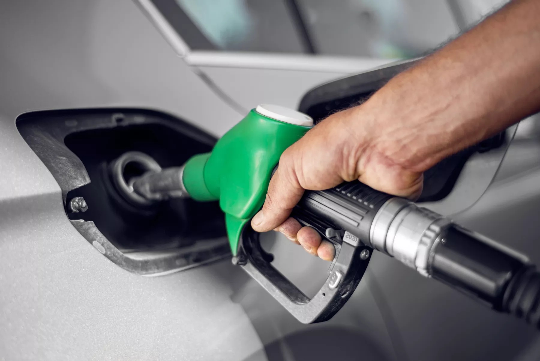 Axion baja $5 el precio de «super»