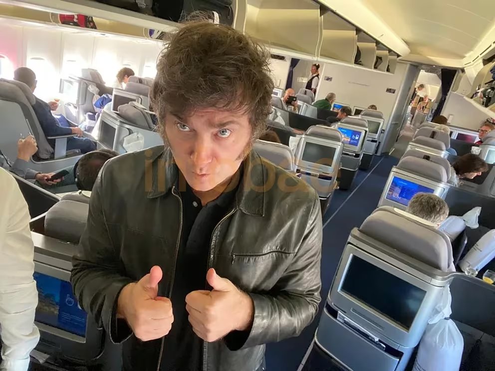 En el avión, Milei dialogó con los pasajeros y le contestó a Maduro