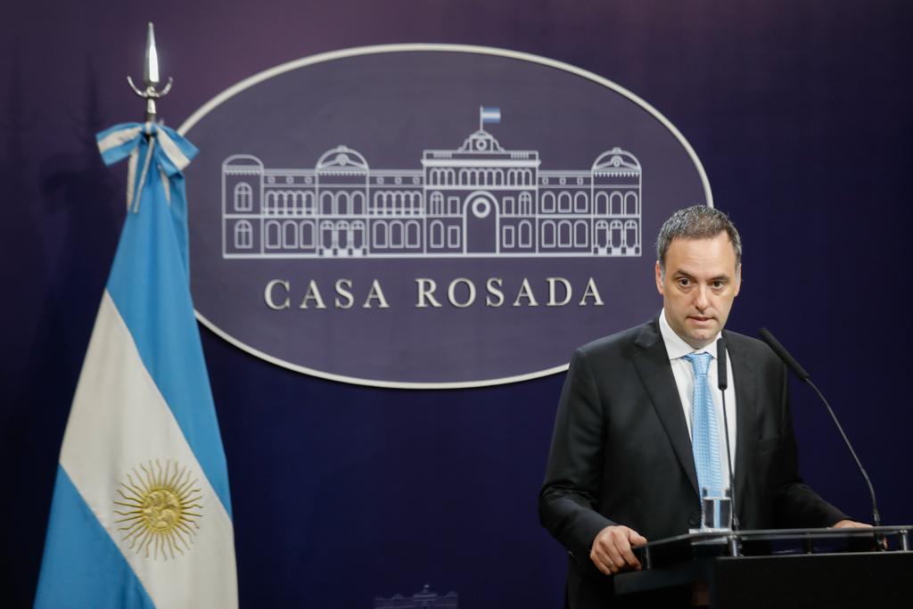 Adorni ratificó la ley ómnibus y defendió los cielos abiertos