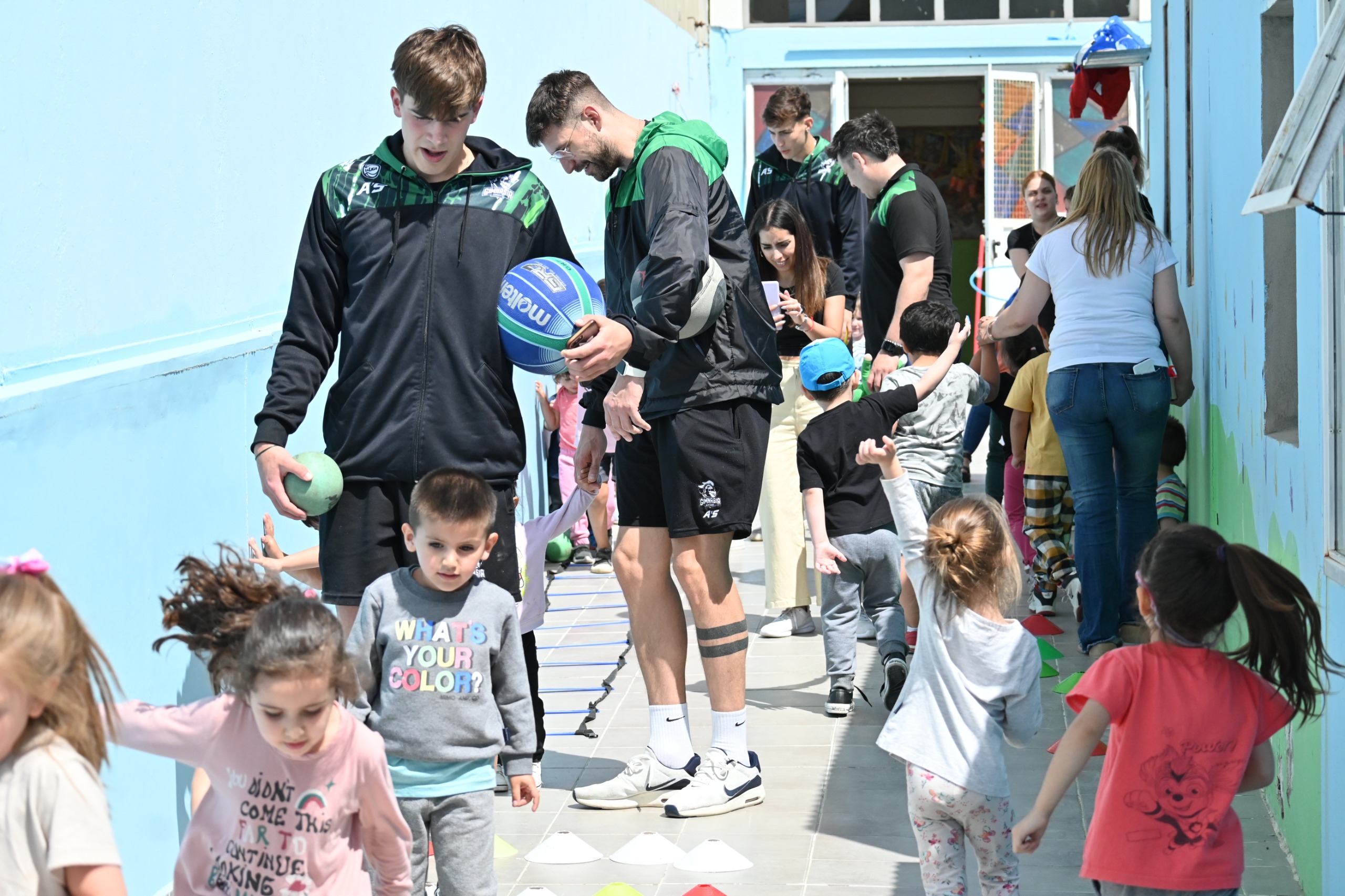 Los jugadores de Gimnasia visitaron la colonia de vaaciones del jardín Naricitas