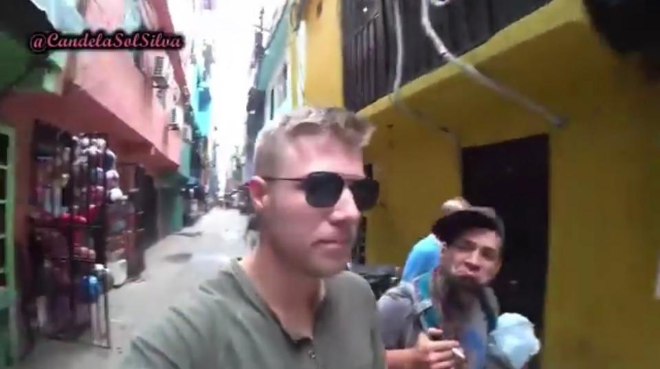 Al límite: Video muestra a influencer en la Villa 31 escapando por poco a que le roben