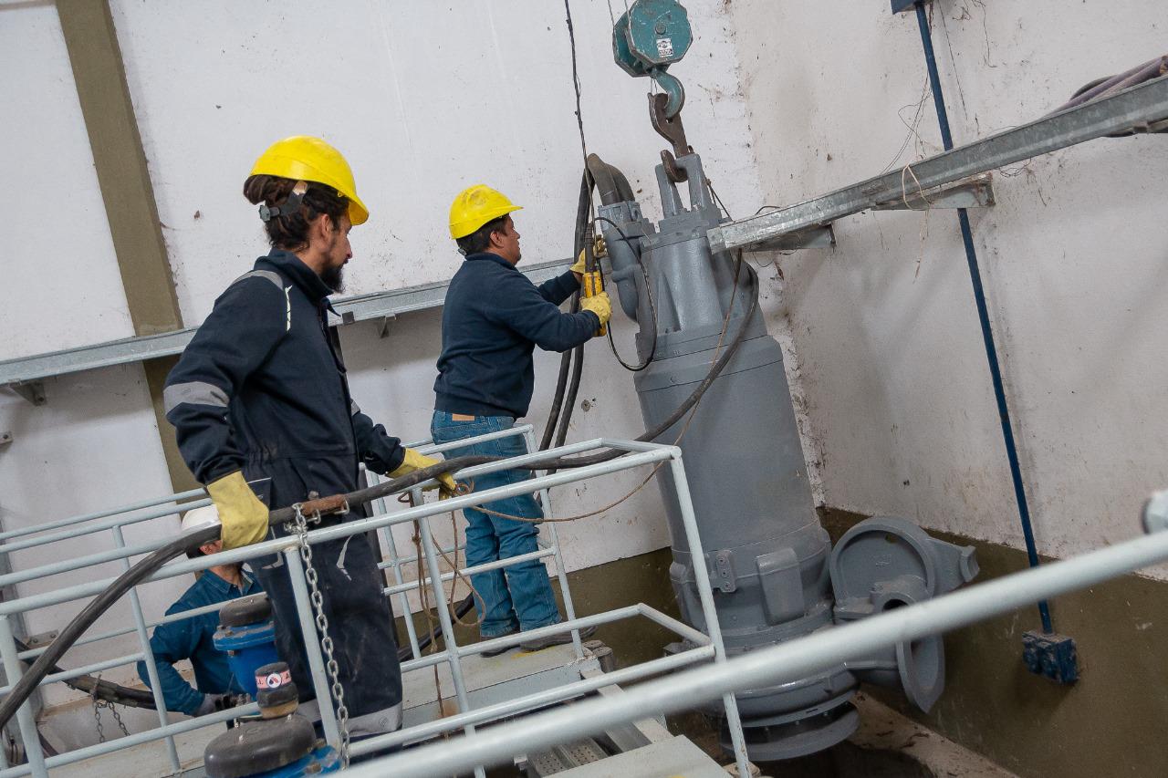 La SCPL reinstaló equipamiento para sostener la captación de agua del Sistema Acueductos