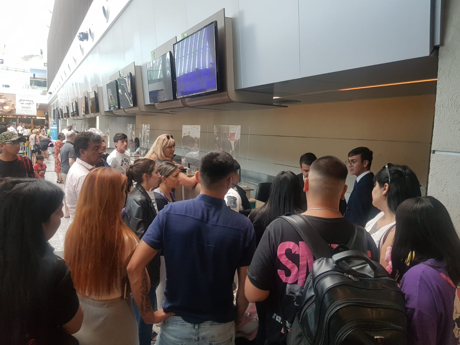 Pasajeros reclamaron en el aeropuerto por vuelos reprogramados: «No nos aseguran que podamos salir»