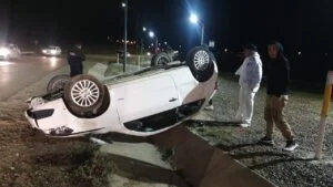 Volcó un auto en el Camino El Centenario
