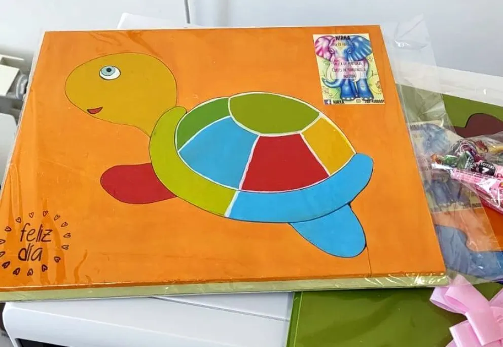 Taller de arte y entrega de libros a niños de Oncología en el Hospital Regional