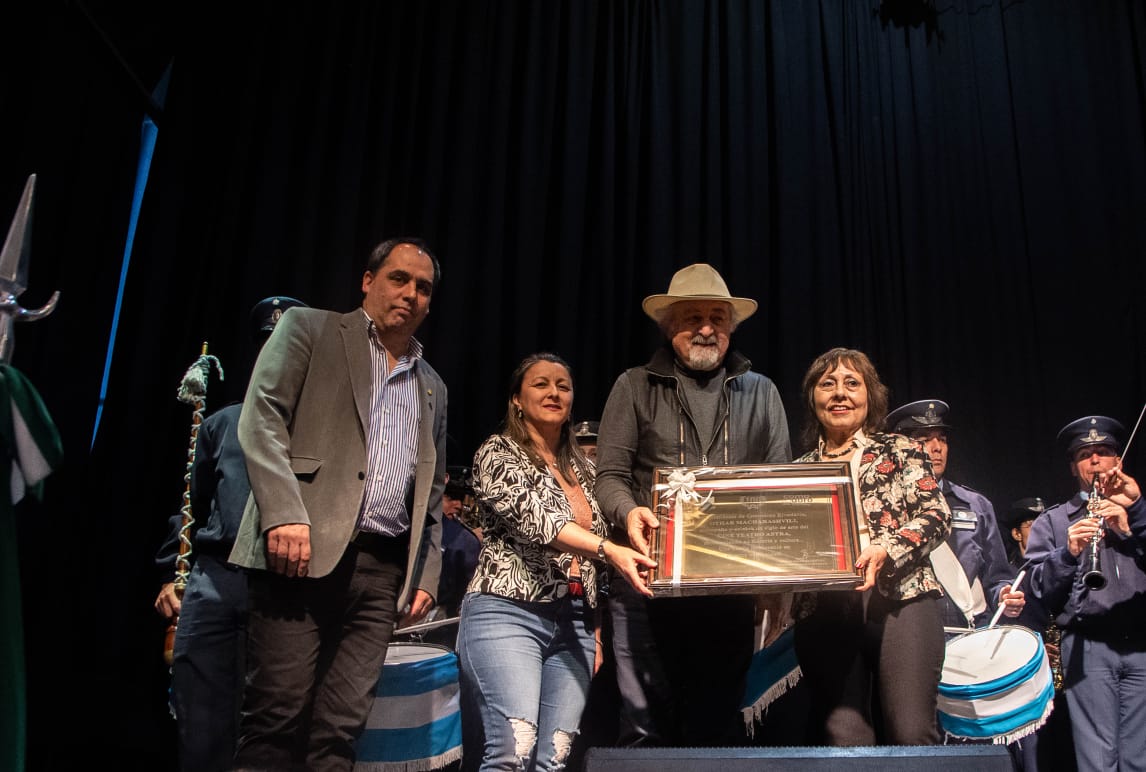 Macharashvili acompañó los festejos por el centenario del Cine Teatro de Astra