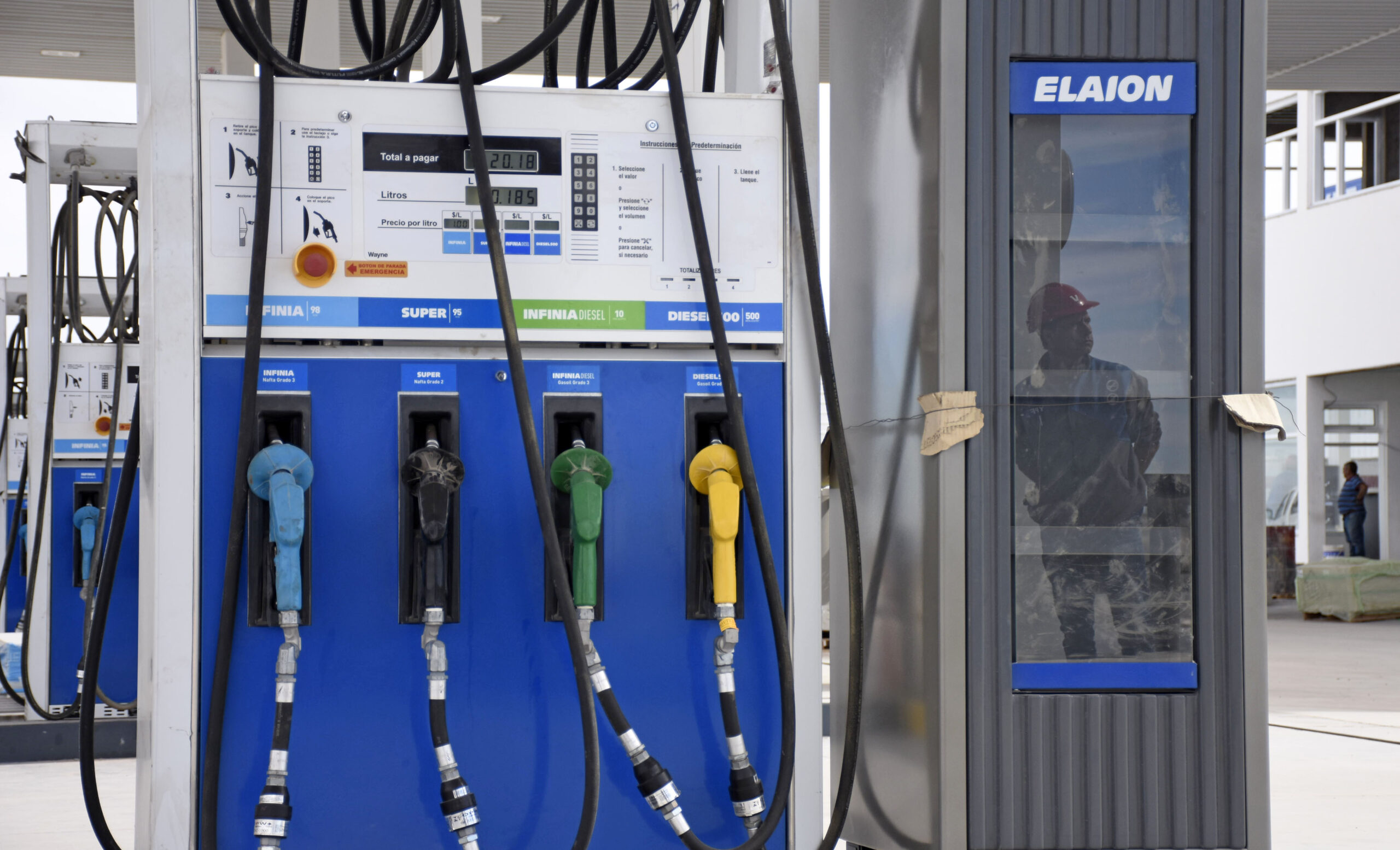 YPF baja el precio de los combustibles