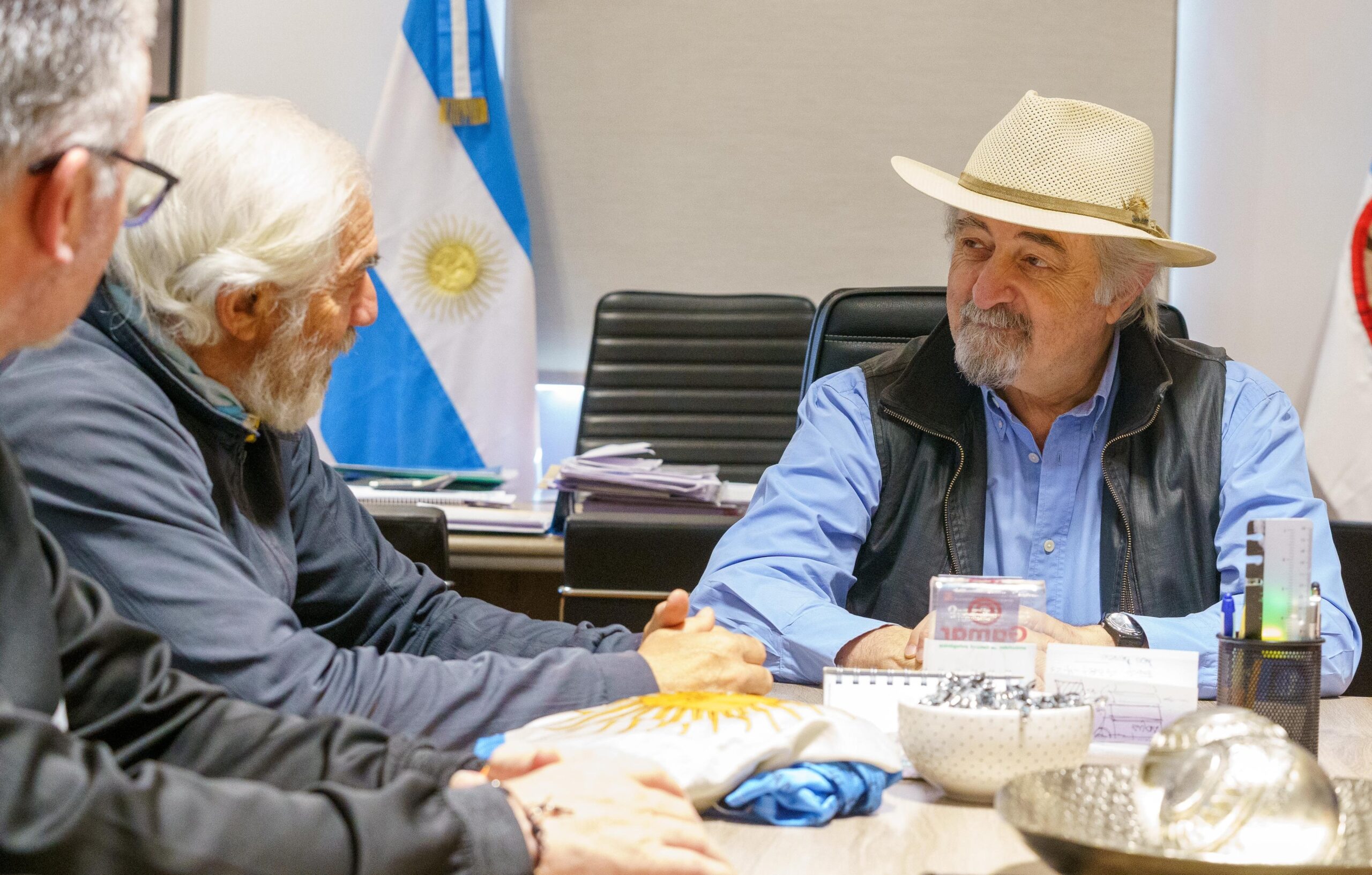 Macharashvili recibió al ex comandante que homenajea a la tripulación del ARA San Juan