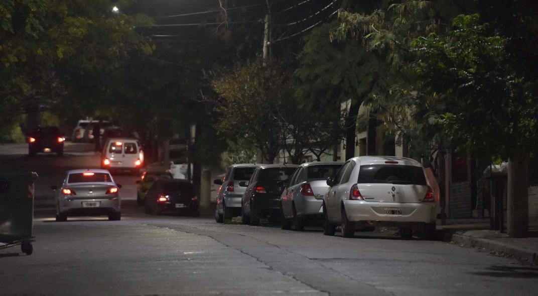 Un hombre chocó contra 3 autos estacionados y resultó herido