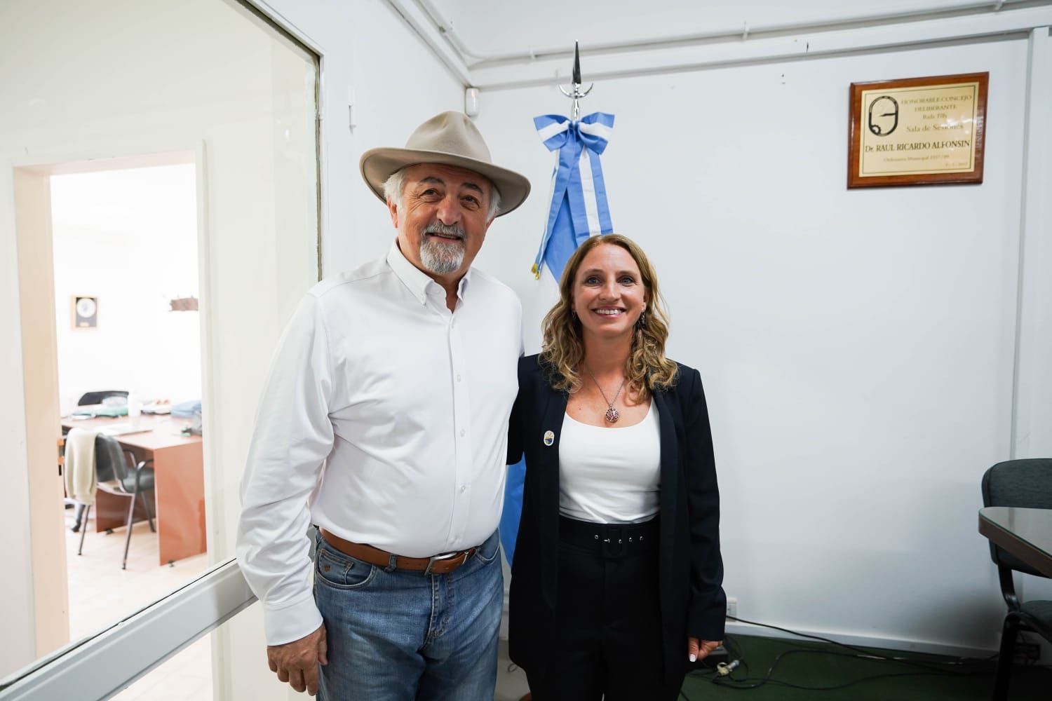 Othar acompañó a Peralta en la apertura de Sesiones 2025 de Rada Tilly