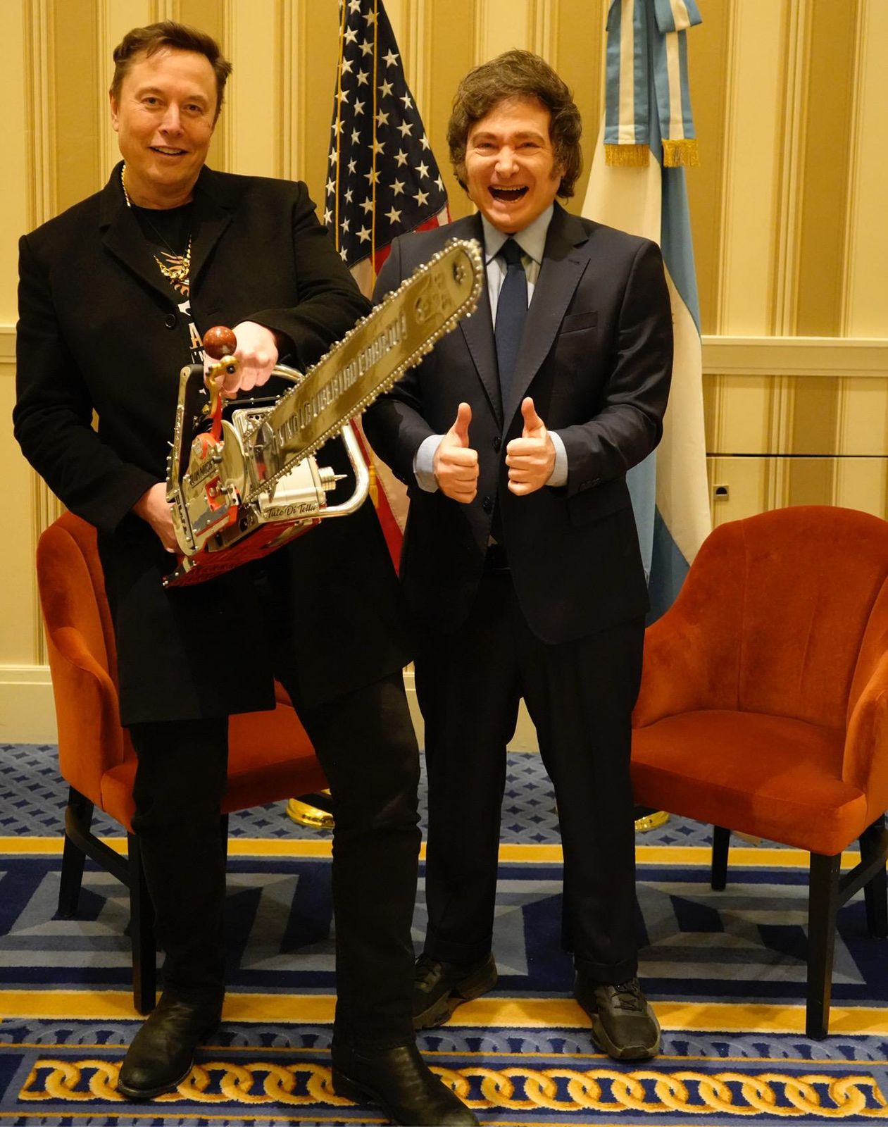 Un Milei eufórico le regaló una motosierra a Elon Musk