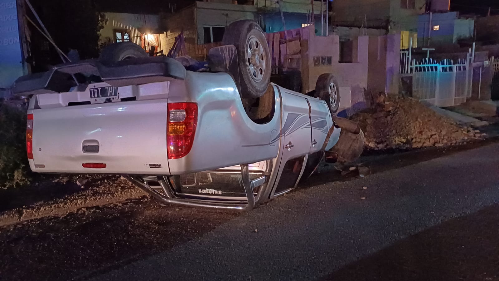 Un conductor manejaba alcoholizado y volcó en una camioneta