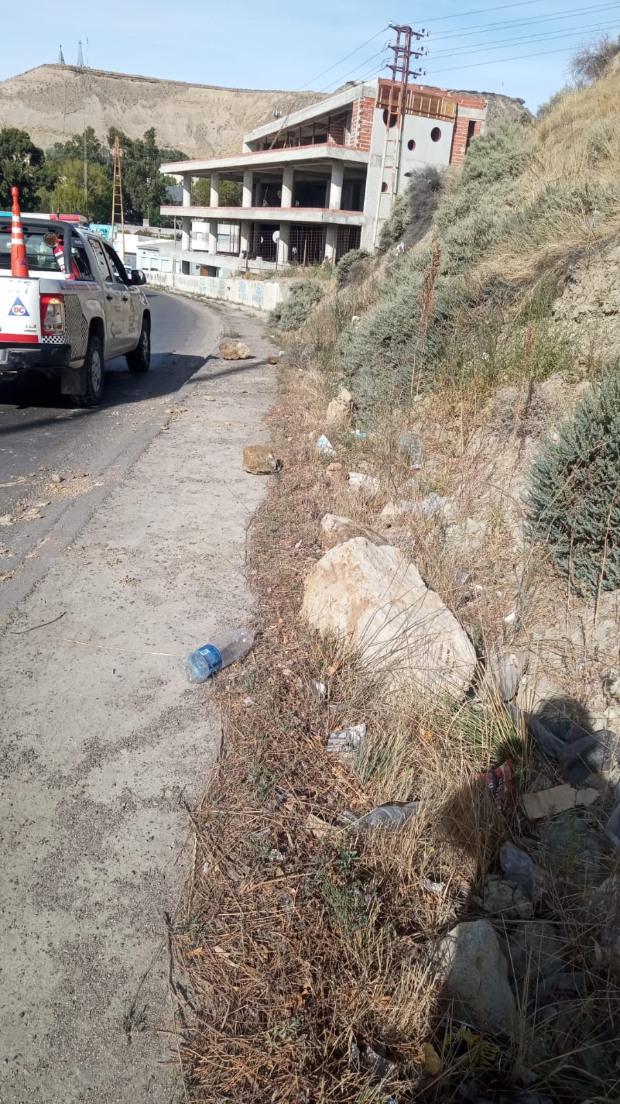 Precaución: Cayó una roca sobre la ruta y la Policía la movió a un costado