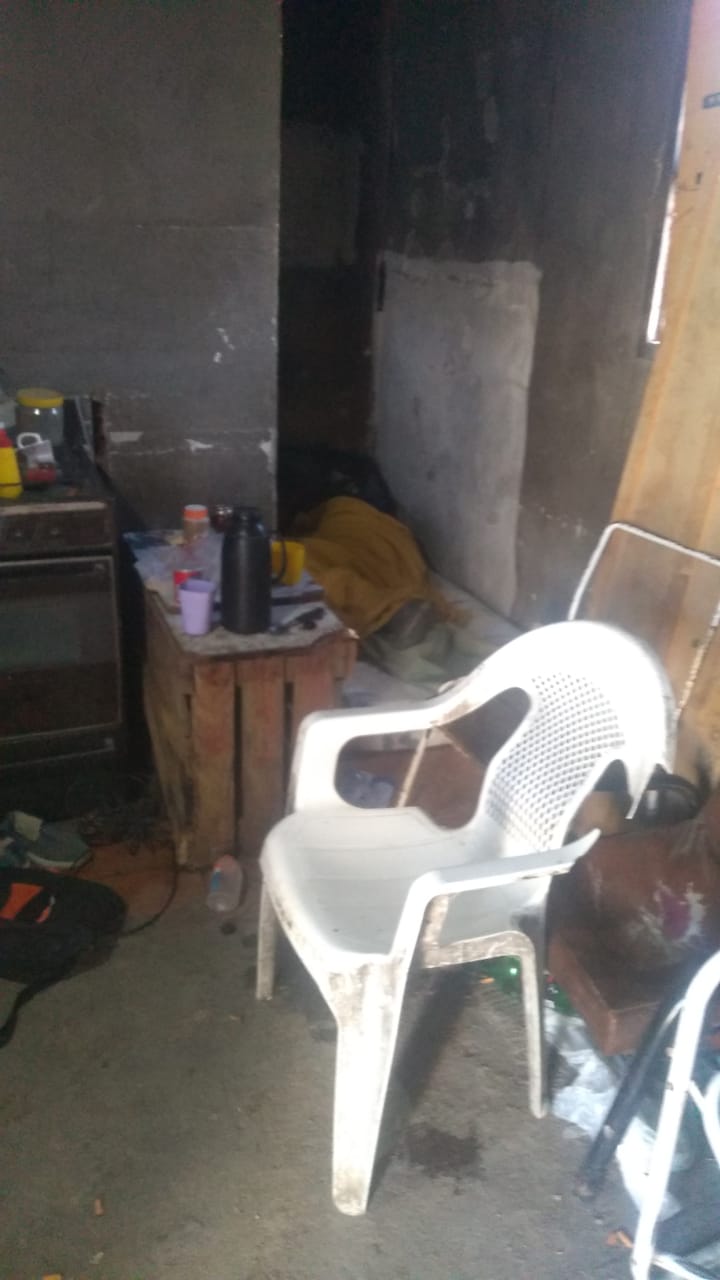 “Estamos durmiendo en el piso”: la dura realidad de una familia tras un incendio en Barrio Stella Maris