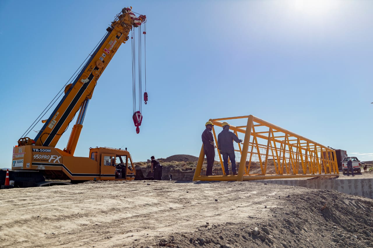 Se instaló el puente del barrio La Cantera y se avanza en las obras complementarias