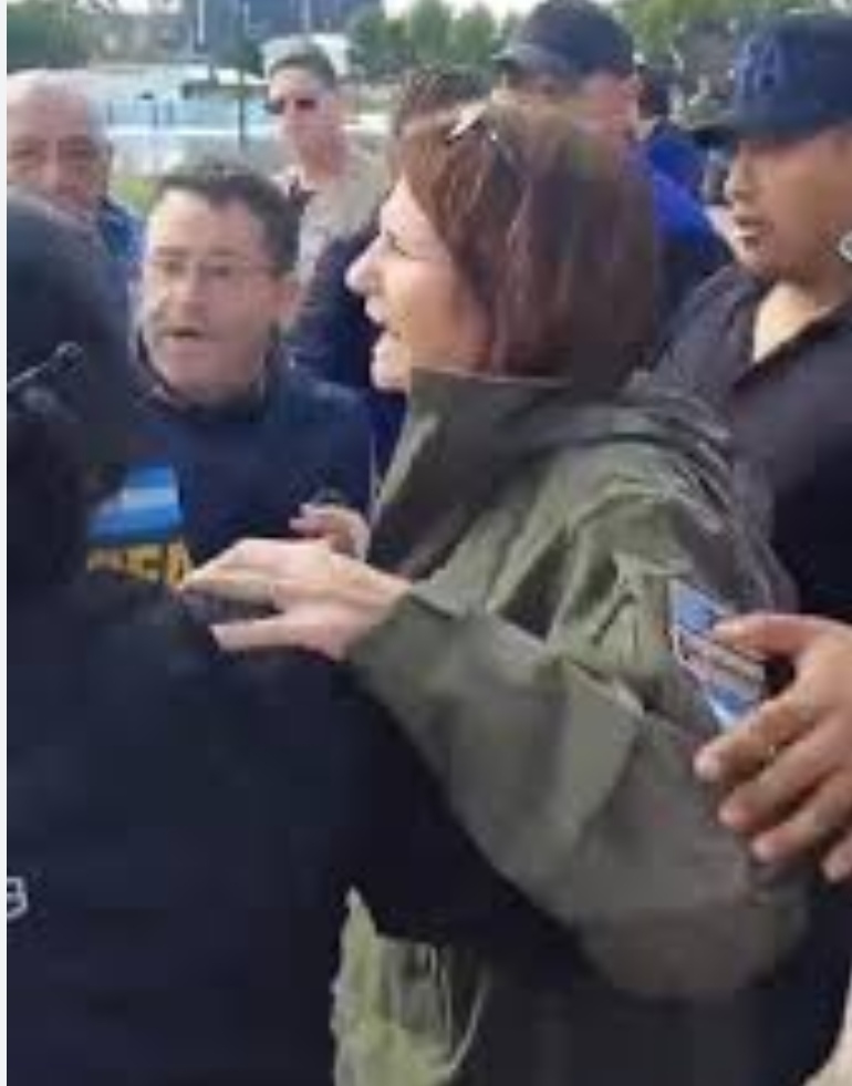 Bullrich a las corridas en Bahía, las hinchadas defienden a los jubilados