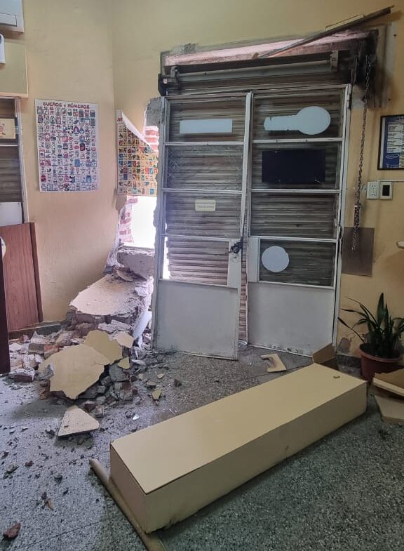 Choque vehicular en pleno centro: un auto impactó contra una agencia de quiniela y el otro se dio a la fuga