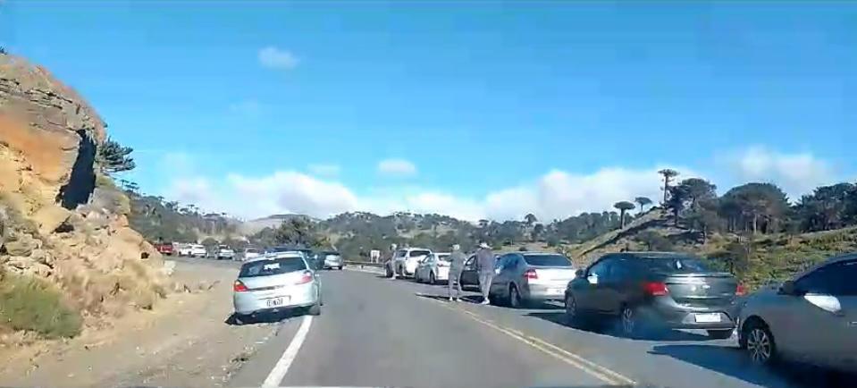 Turistas argentinos colapsan los pasos a Chile: largas filas y cientos de varados