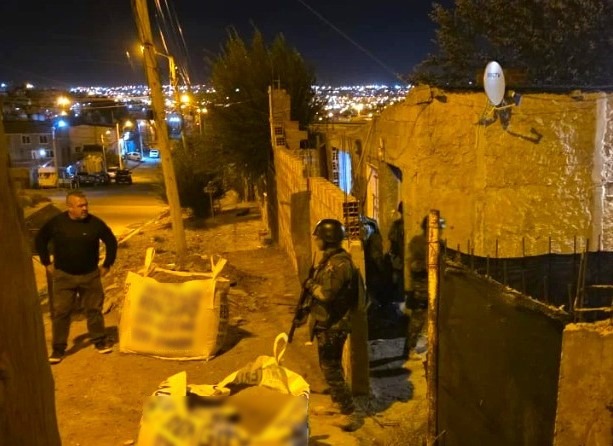 En doce allanamientos, la Policía del Chubut detuvo a un hombre, secuestró armas de fuego y cocaína lista para comercializar