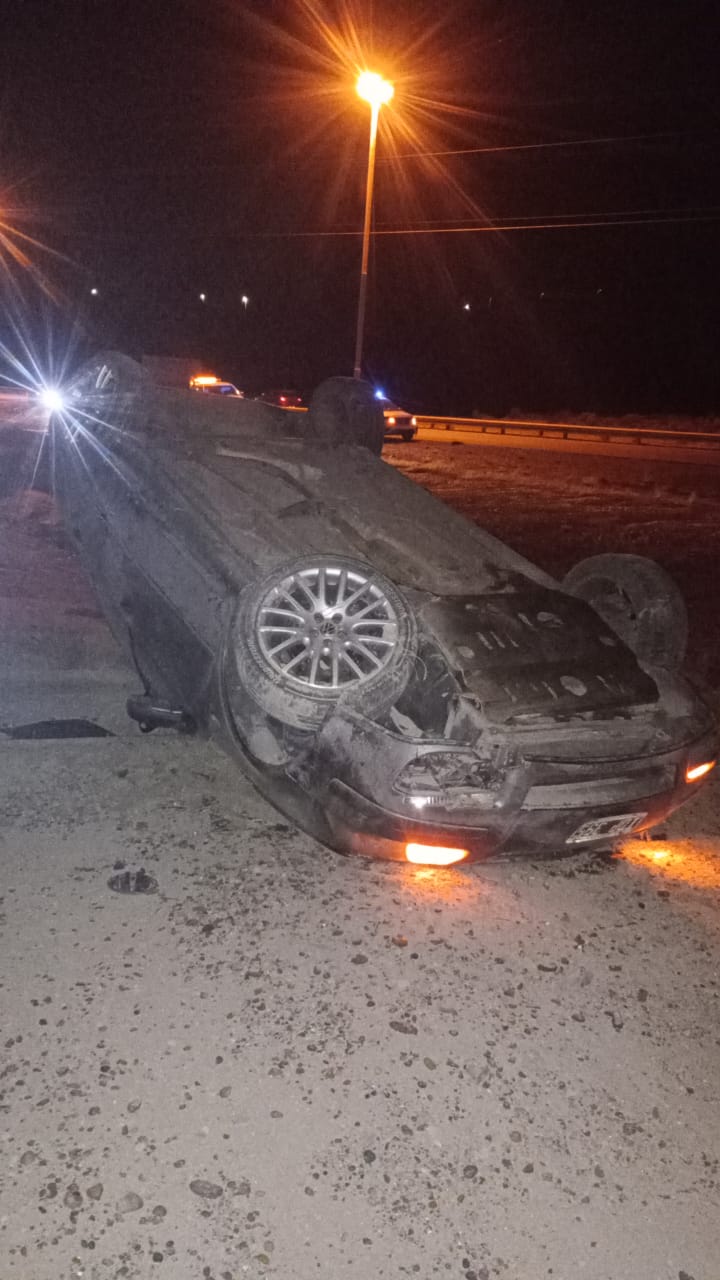 Quiso adelantarse a otro auto y terminó volcando en la Ruta 3