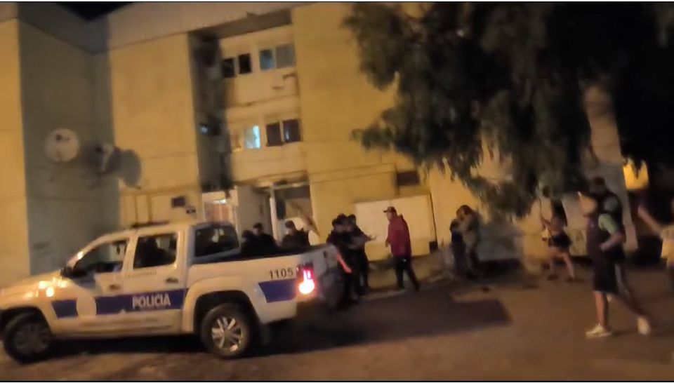 Tensión en el barrio 1008 Viviendas: la policía retiró a un hombre acusado de abuso para evitar un linchamiento