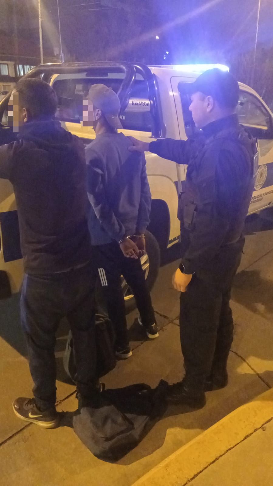 Agarraron a dos hombres robandomercaderia en una carnicería de Av. Alsina