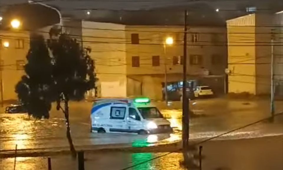 La lluvia empieza a complicar Comodoro: una ambulancia quedó varada en la Av. Chile