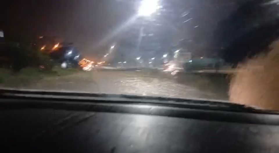 Precaución al circular por el camino Roque González: lluvias y barro complican el tránsito