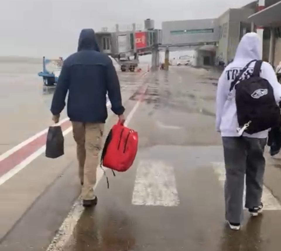 Indignación en Comodoro: Aeropuertos Argentina no habilitó la manga y los pasajeros tuvieron que bajar bajo la lluvia
