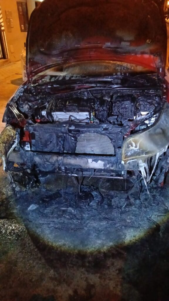 Escuchó una explosión, salió de su casa y vio su auto en llamas: sospechan que fue intencional