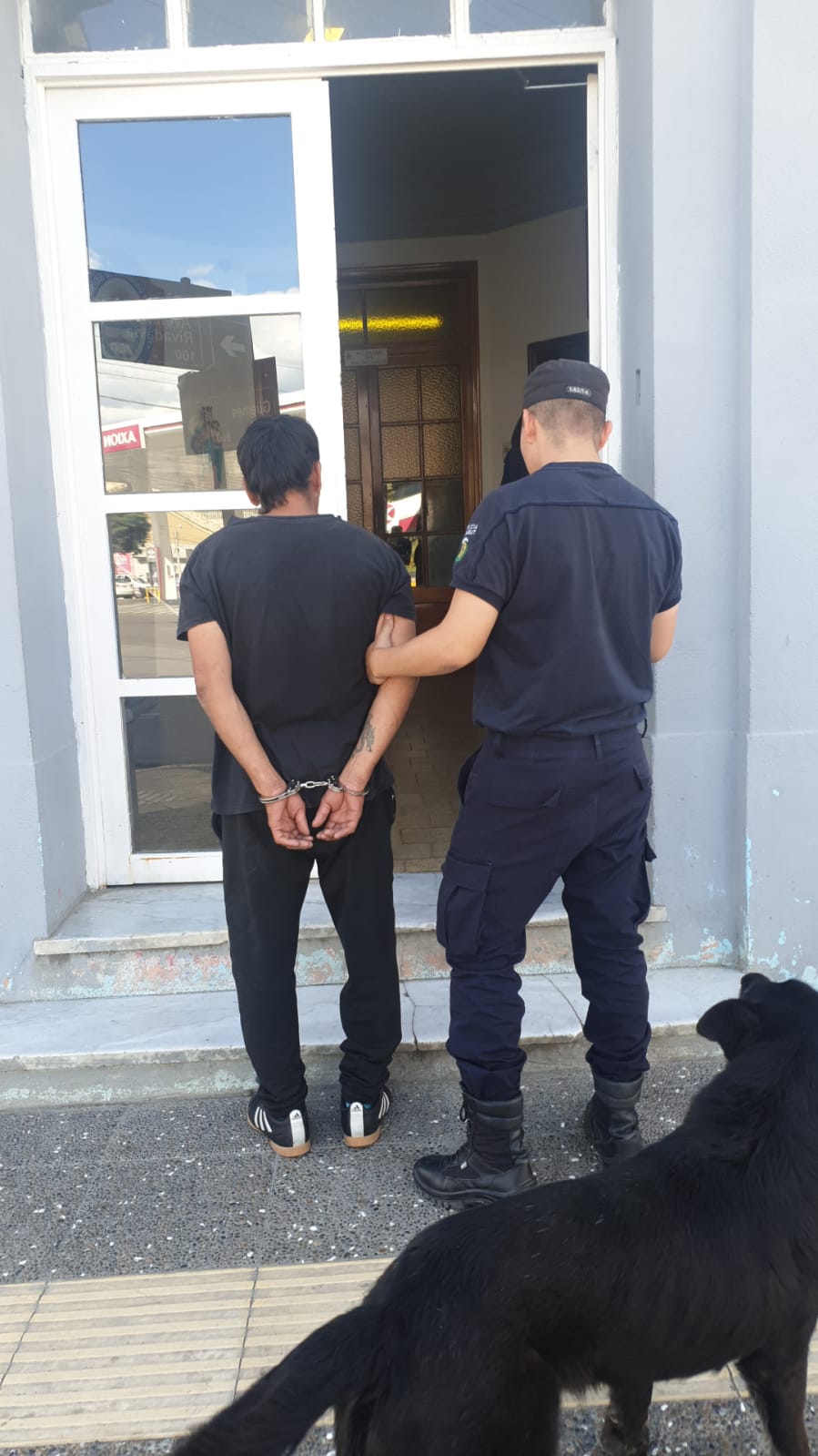 Intentó robar dos jabones y fue reducido en la vereda de la farmacia