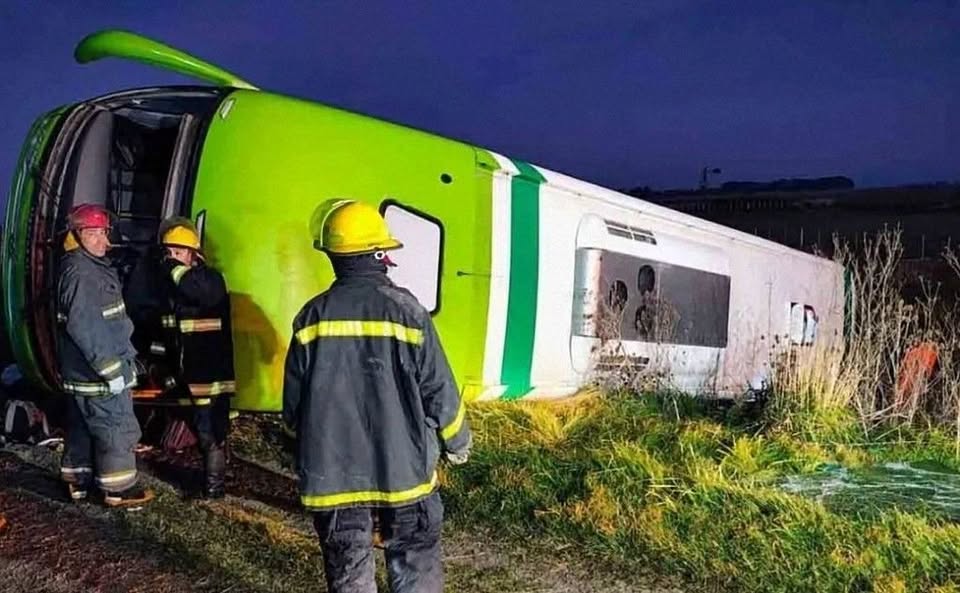 Tragedia en la Ruta: Vuelco de un colectivo que partió desde Caleta Olivia deja al menos cuatro muertos y varios heridos