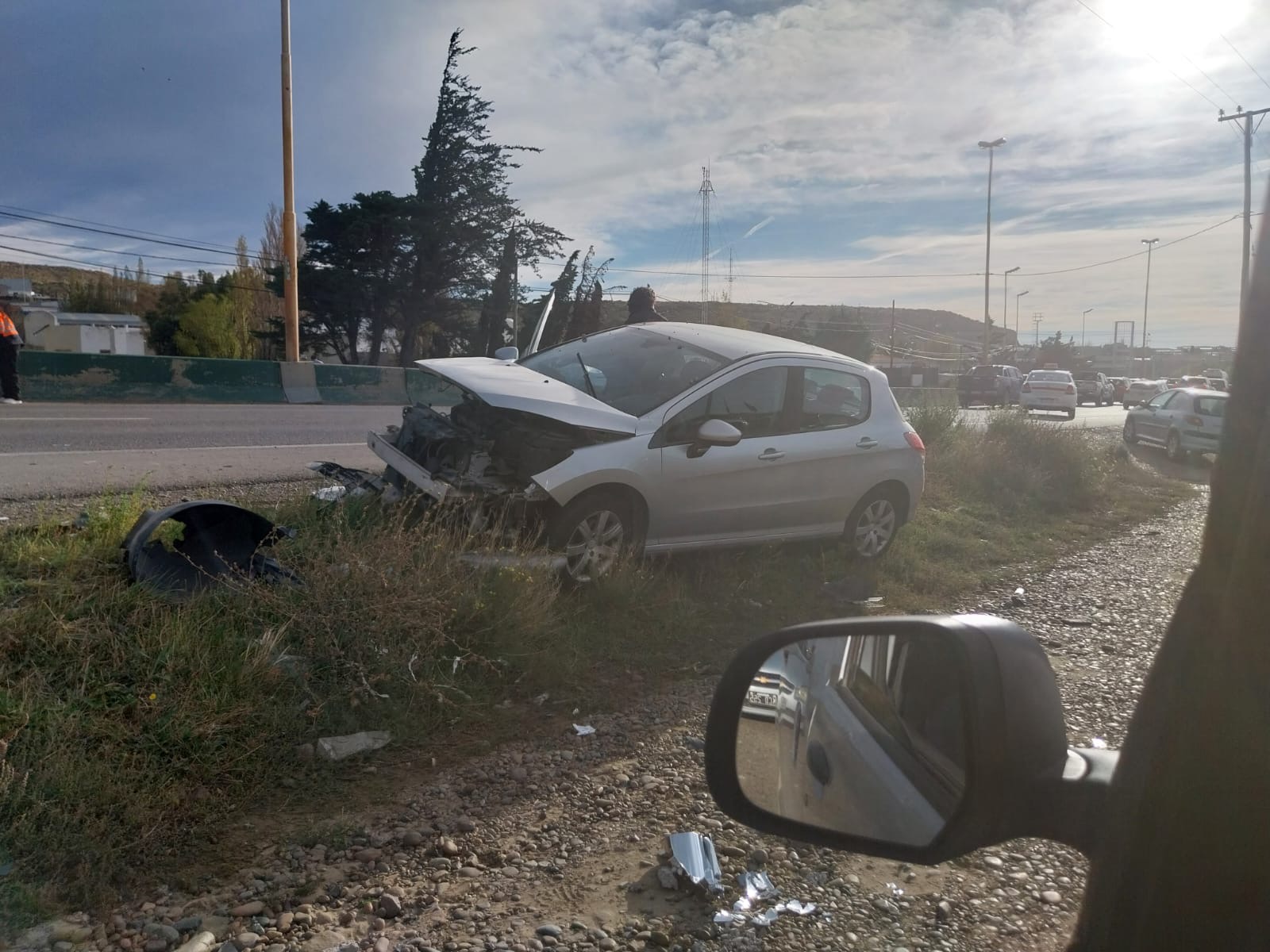 Accidente de tránsito en Av. Yrigoyen: un vehículo impactó contra un poste de alta tensión