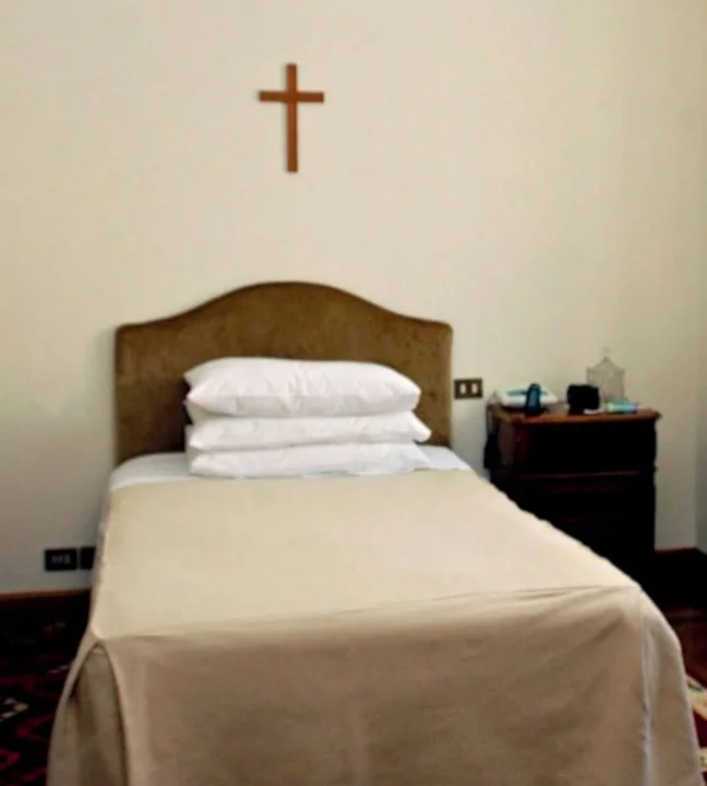 ¿Cómo era la habitación en la que murió el papa Francisco?