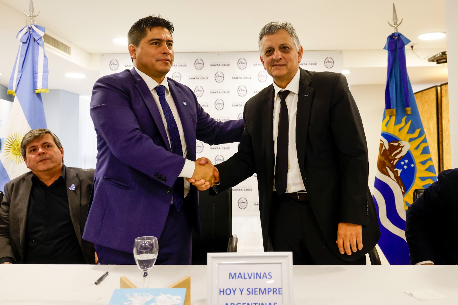 YPF y Santa Cruz acordaron  el traspaso de áreas convencionales