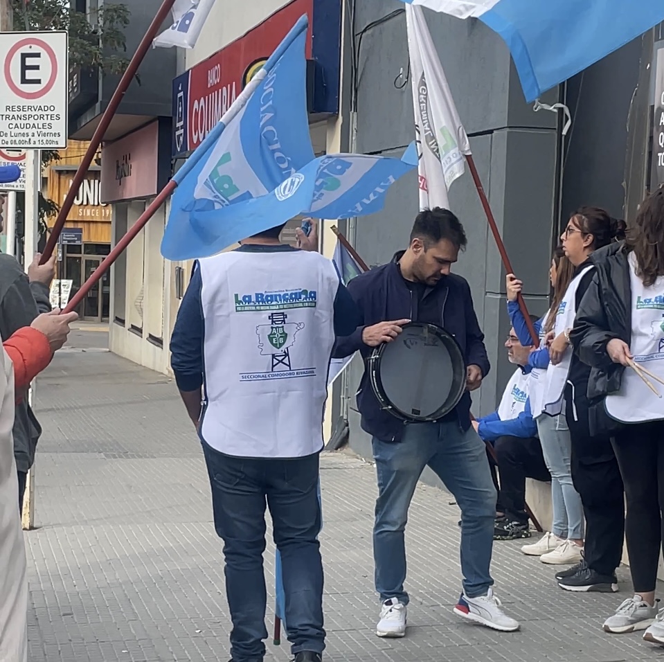 Presencia gremial frente a sucursal bancaria en Comodoro: “No vamos a permitir actitudes represivas de las patronales”