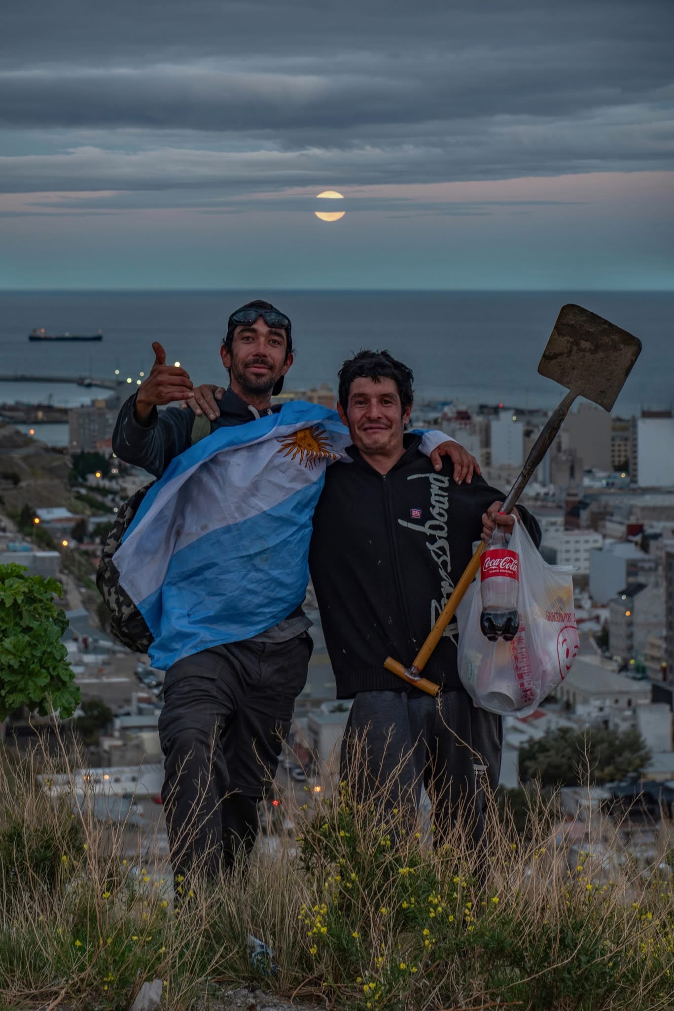 “¿Nos sacás una foto?”: una luna, una bandera y el orgullo de ser de acá