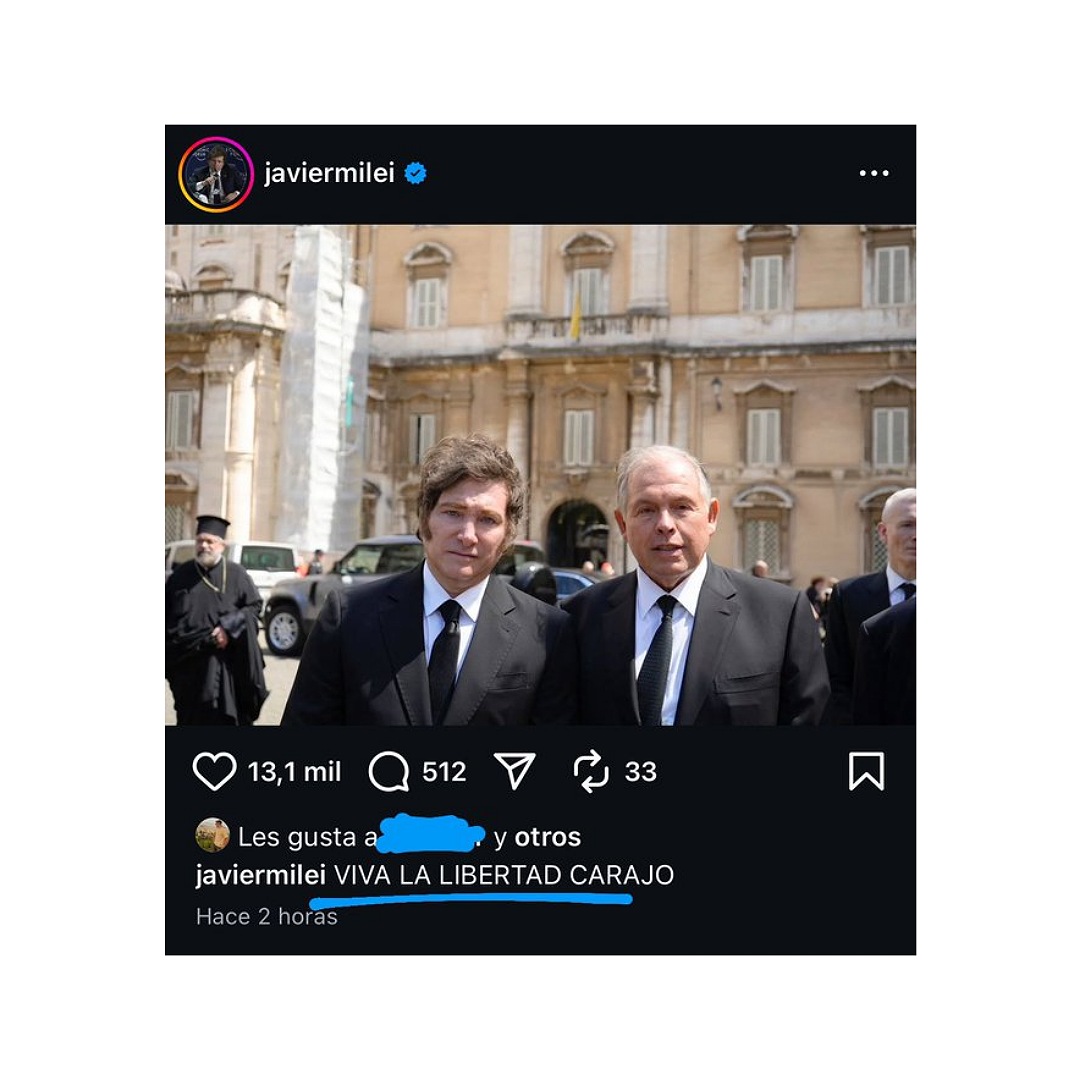 Enojado por llegar tarde, aunque no lo admite, y admitiendo la grandeza del Papa
