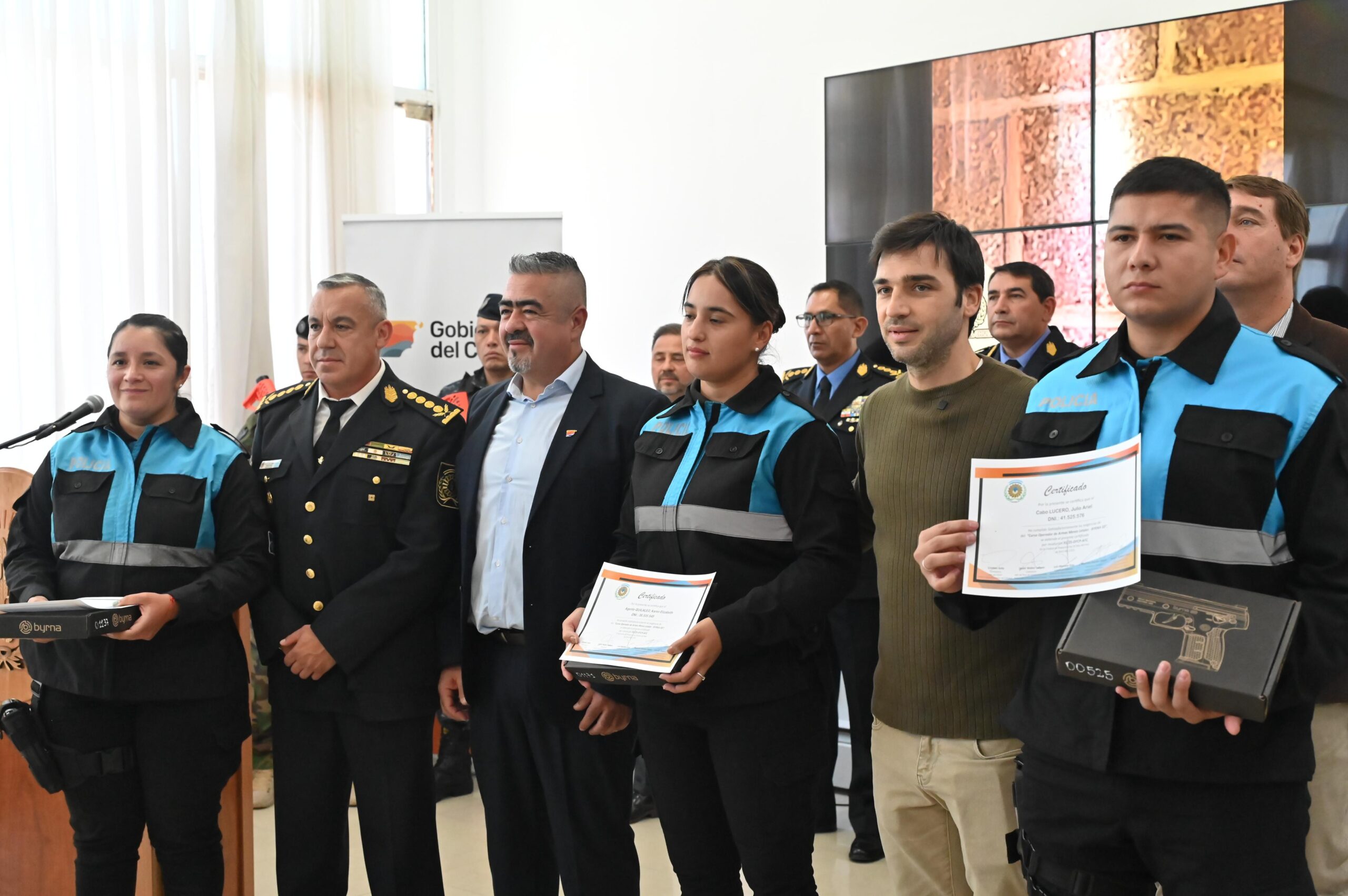Torres entregó certificados a más de 50 agentes policiales que se especializaron en técnicas de intervención, operación de armas y traslado de detenidos