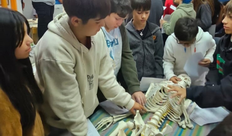 Estudiantes conocieron el rol de la ciencia en los procesos de restitución de identidad en personas desaparecidas y soldados caídos en Malvinas