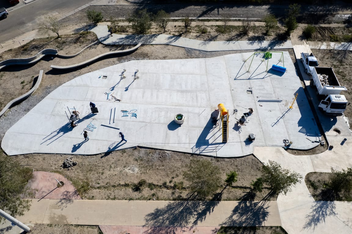 Con la colocación de juegos y la instalación del sistema de riego continúan los trabajos en la plaza del Quirno Costa