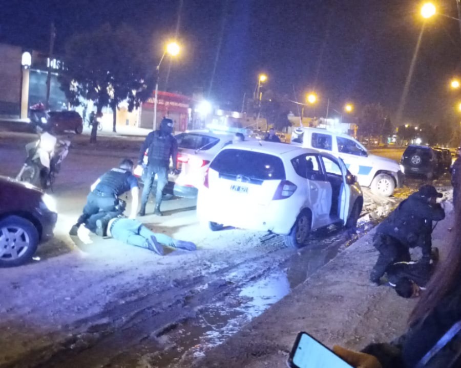 Robaron una rueda en pleno centro de Comodoro y terminaron detenidos
