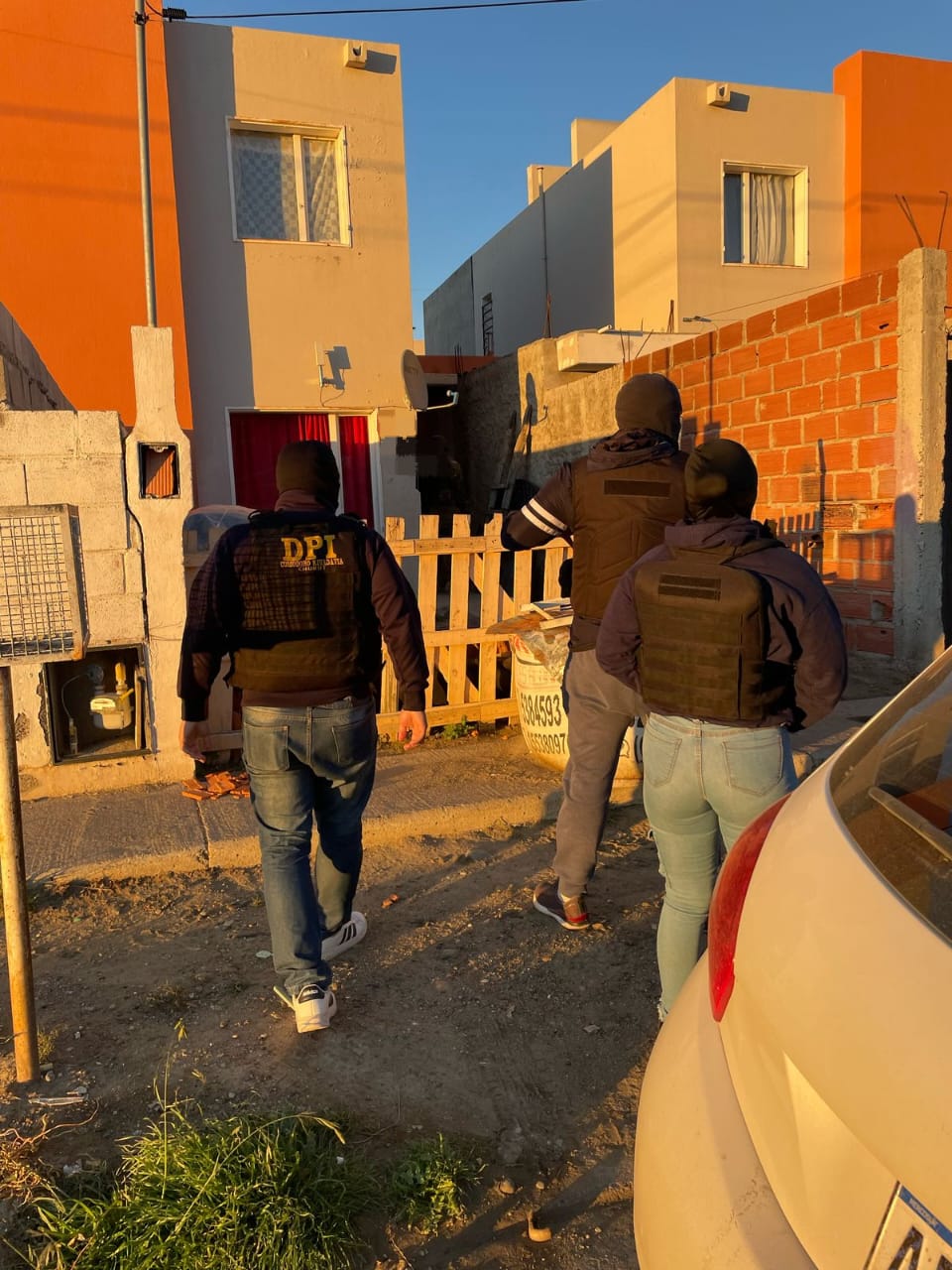 Allanamientos y una detención en Comodoro por robo agravado con arma de fuego