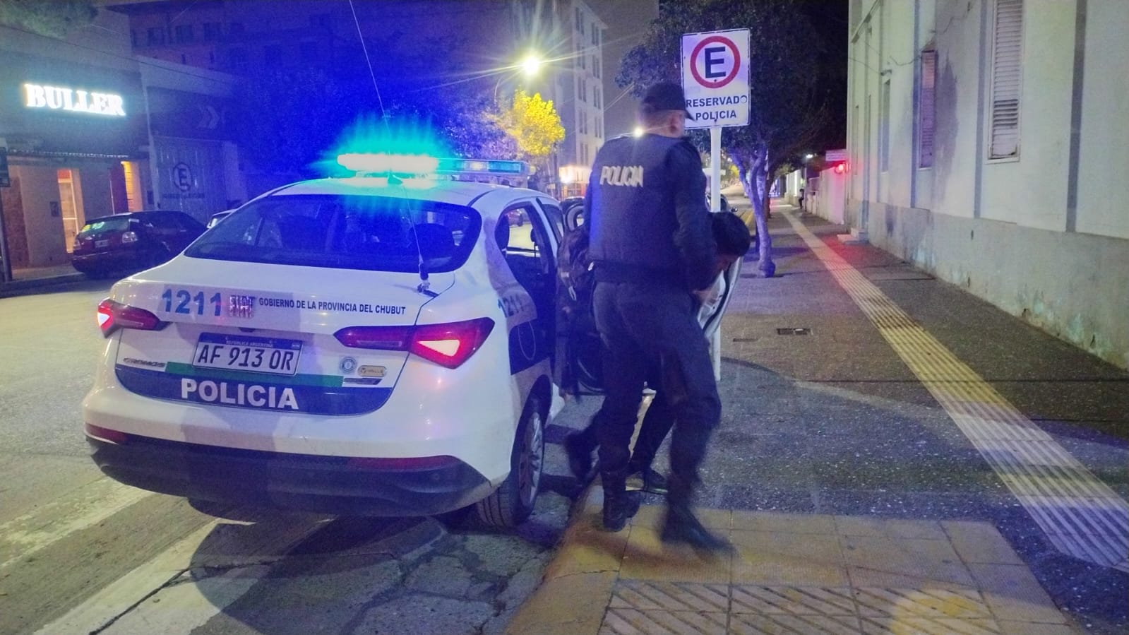 Policía Detiene a Joven que Intentó Forzar una reja para ingresar en supermercado de Comodoro