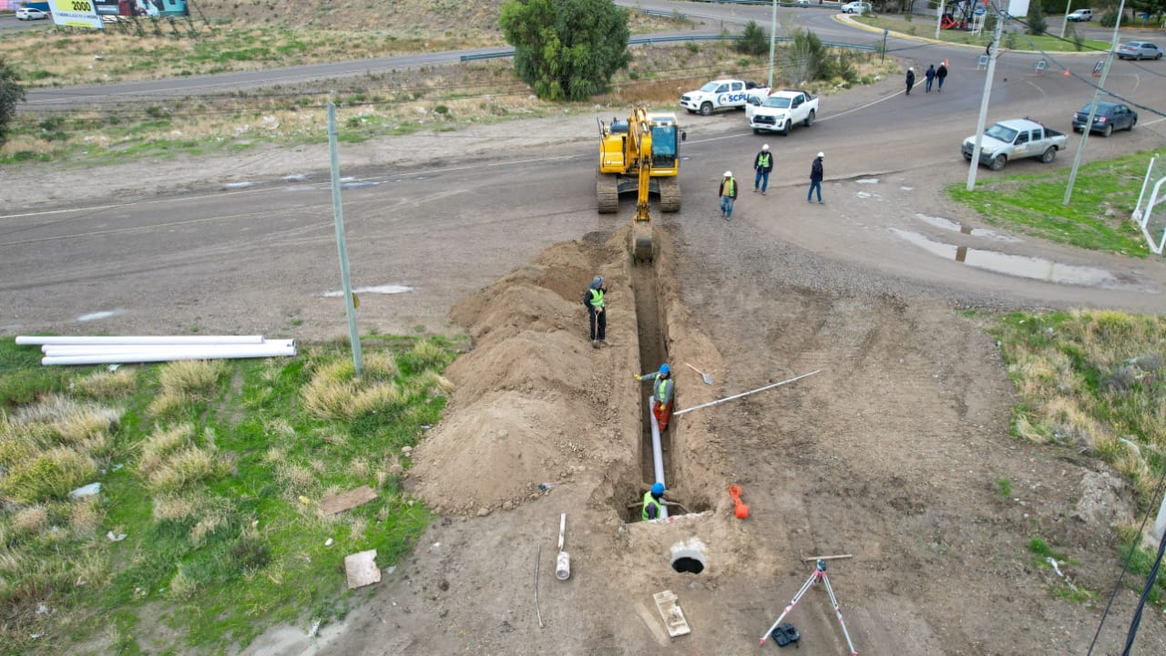 El Municipio ejecuta obras de cloacas, iluminación y mejoramiento en distintos barrios de Comodoro