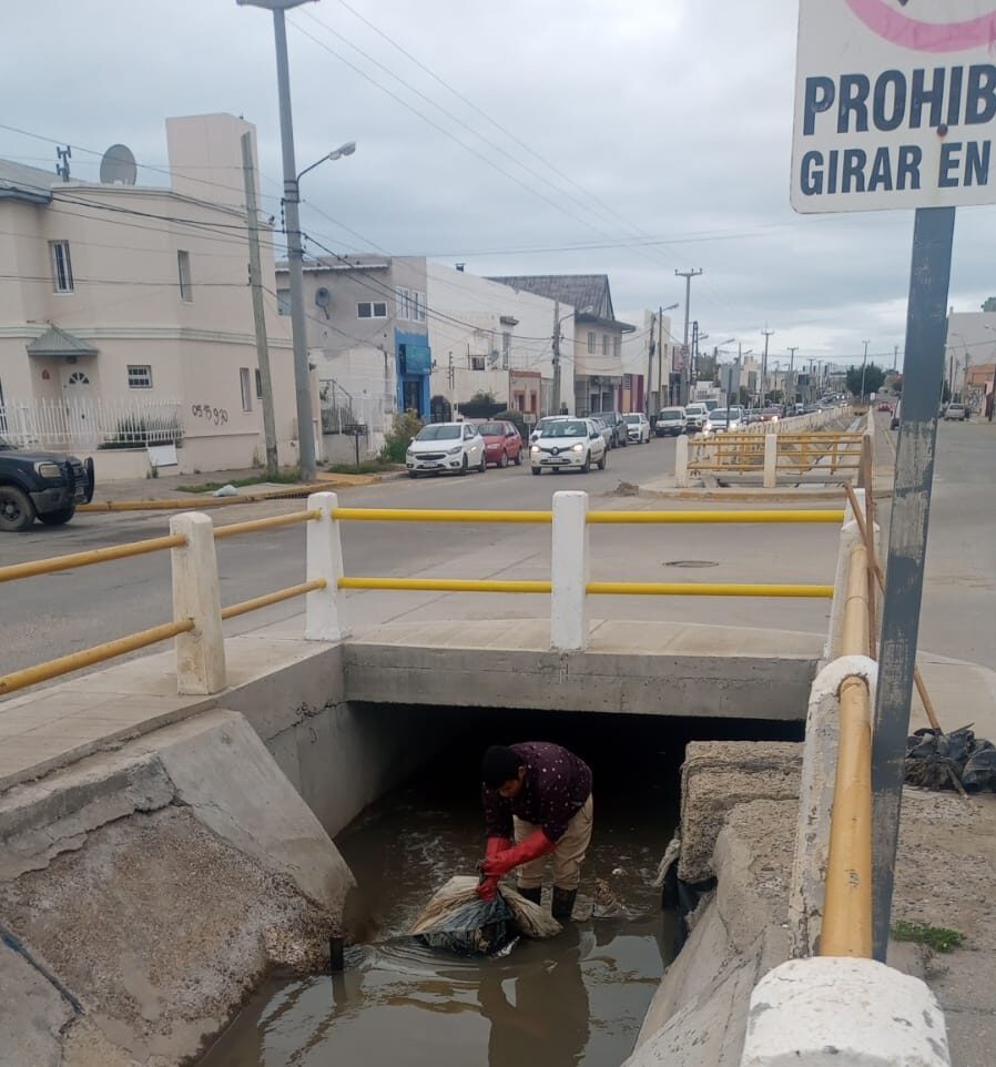 Preocupación en Comodoro: la basura en los pluviales pone en riesgo a toda la ciudad
