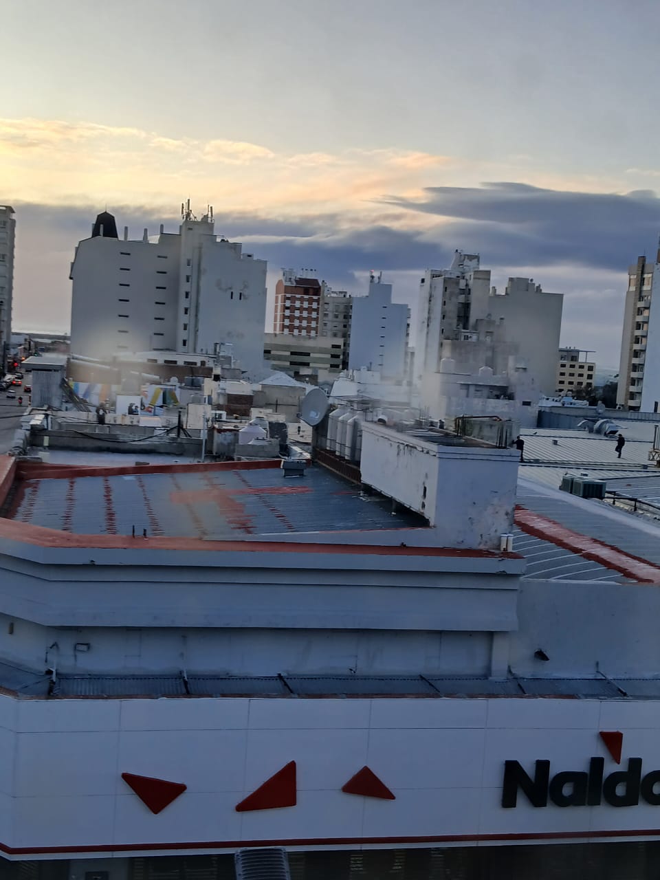 Principio de incendio en el techo de un local céntrico por falla en un generador