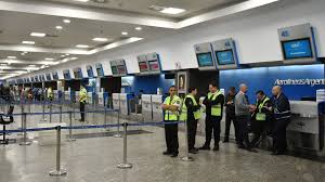 Cancelaciones y reprogramaciones de las líneas aéreas por el paro del jueves