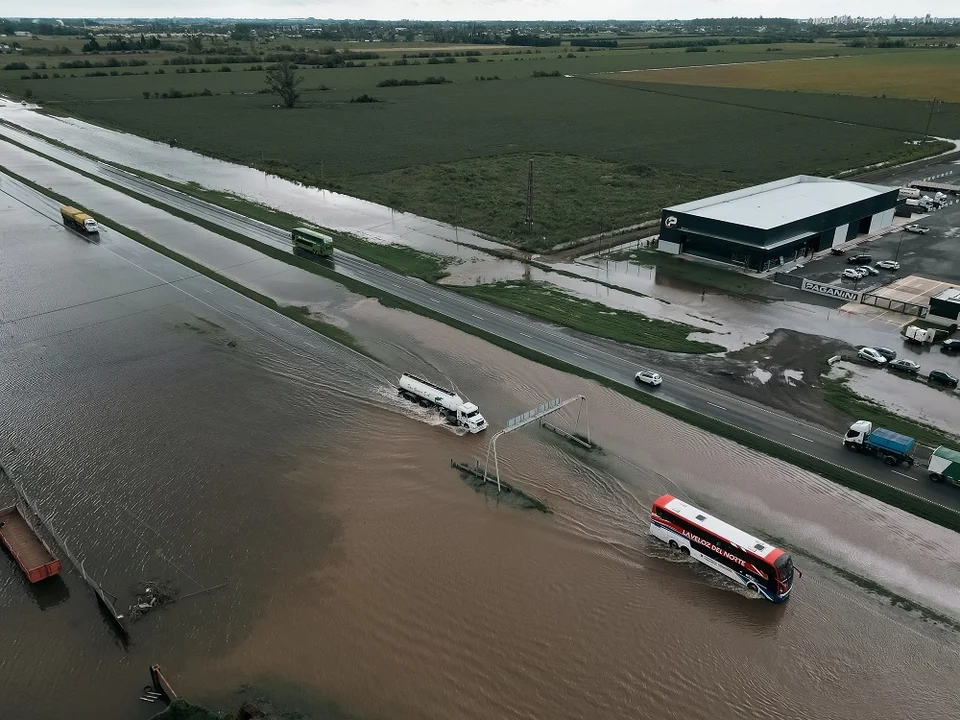 Un micro quedó atrapado por la inundación en la Ruta 9